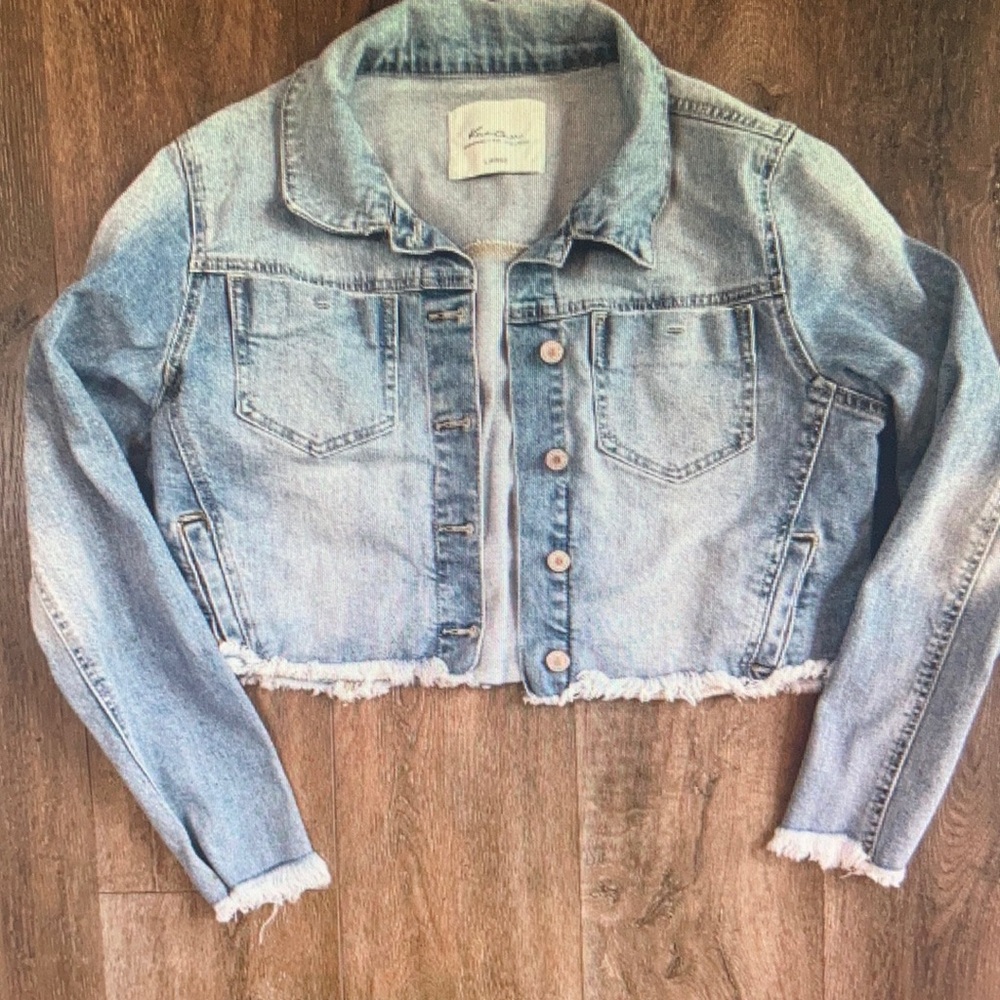 KanCan Light Blue Denim Jacket with Frayed Hem Women’s Size Large